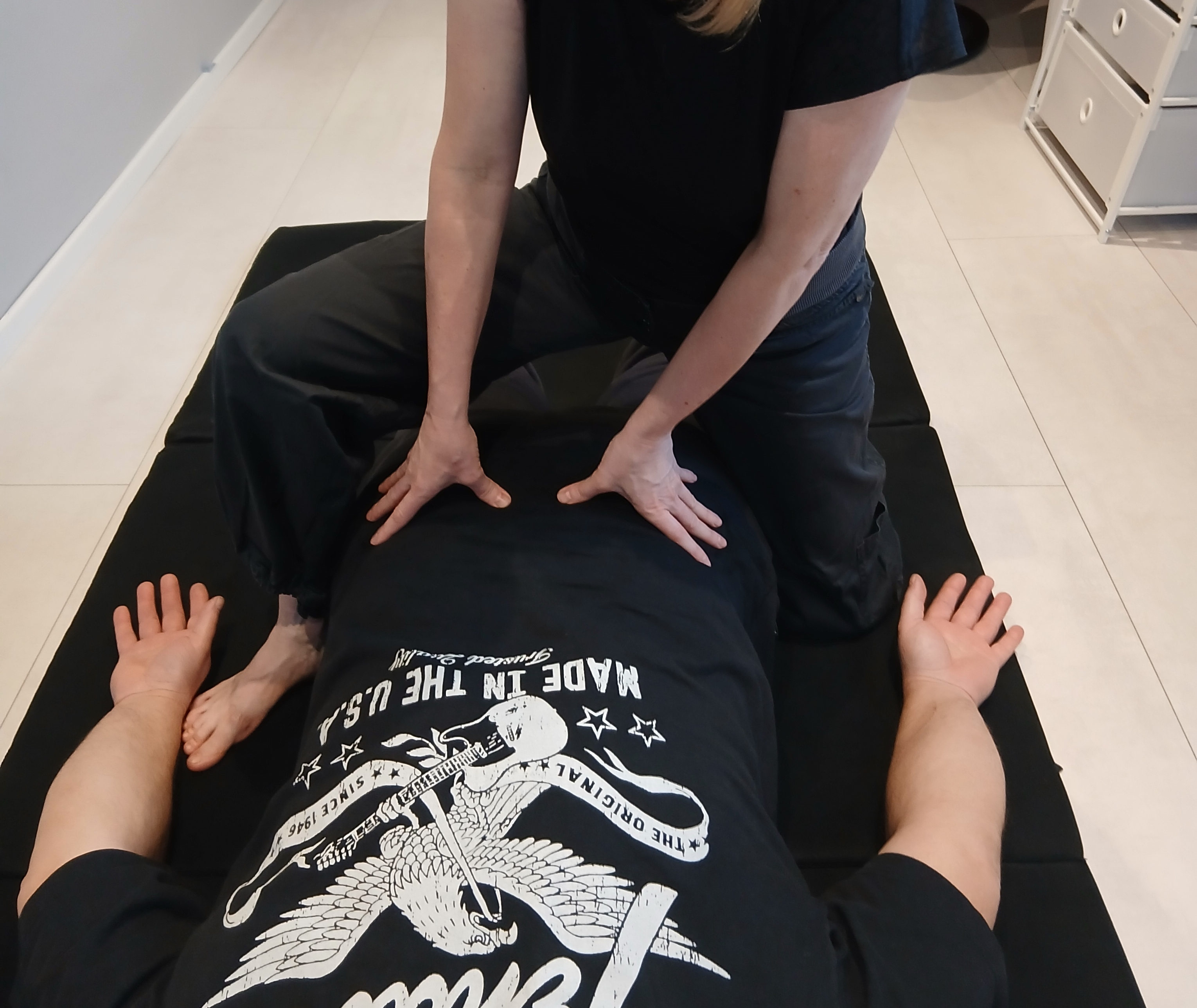 Tradicionális thai masszázs nyújtás és energia